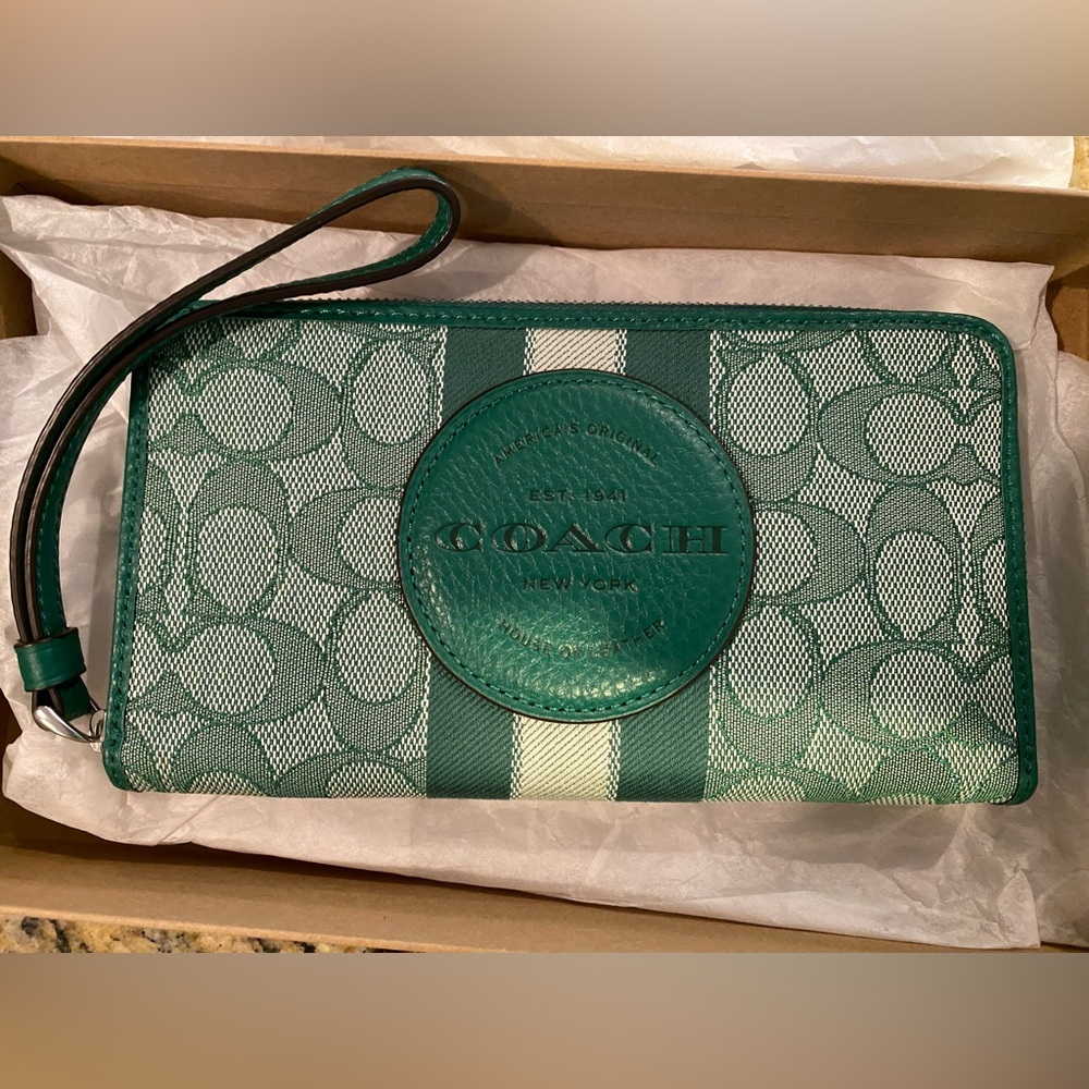 Coach Green Wristlet. BRAND NWT & BOX!